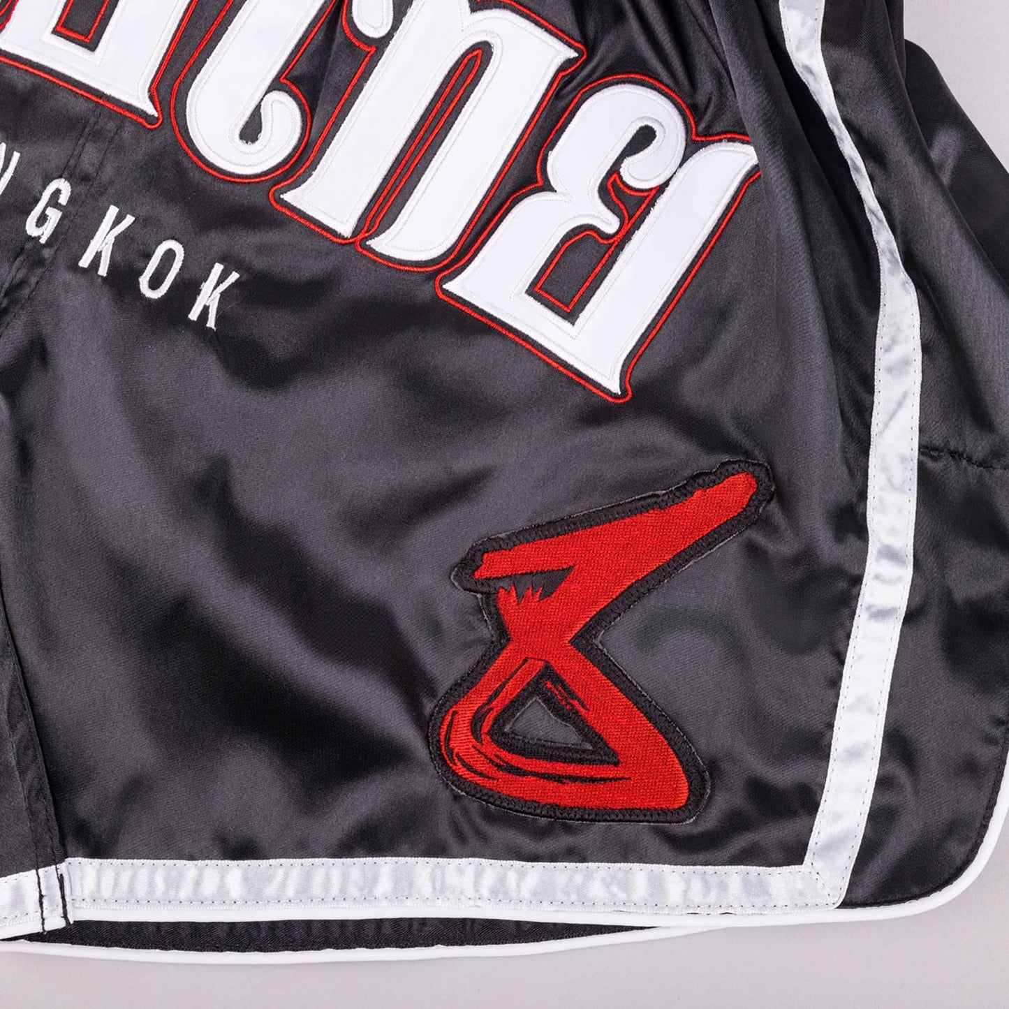 Muay Thai Shorts – Bangkok – Zwart/Wit – 8 WEAPONS